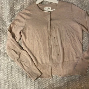 Jättesnygg kofta😍 - Fin och nästan helt oanvänd kofta från Holy & whyte. Perfekt nu till sommaren☀️❤️