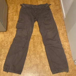 Vintage cargo pants  - Jätte snygga cargopants, har ingen bild på då dom tyvärr är förstora för mig, pris 200kr! Storlek som står på lappen är S! Absolut i användt skick men hittar inga fläckar och sådant, så snygga och coola. Brun/grå färg.