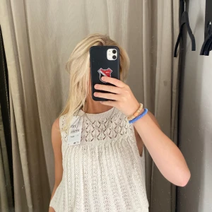 beige topp - säljer denna söta beige topp från zara. Aldrig använd och med lappen kvar. Pasar till både fest och vardag, perfekt nu till våren och sommaren🤍nypris= 300kr. Storlek = S