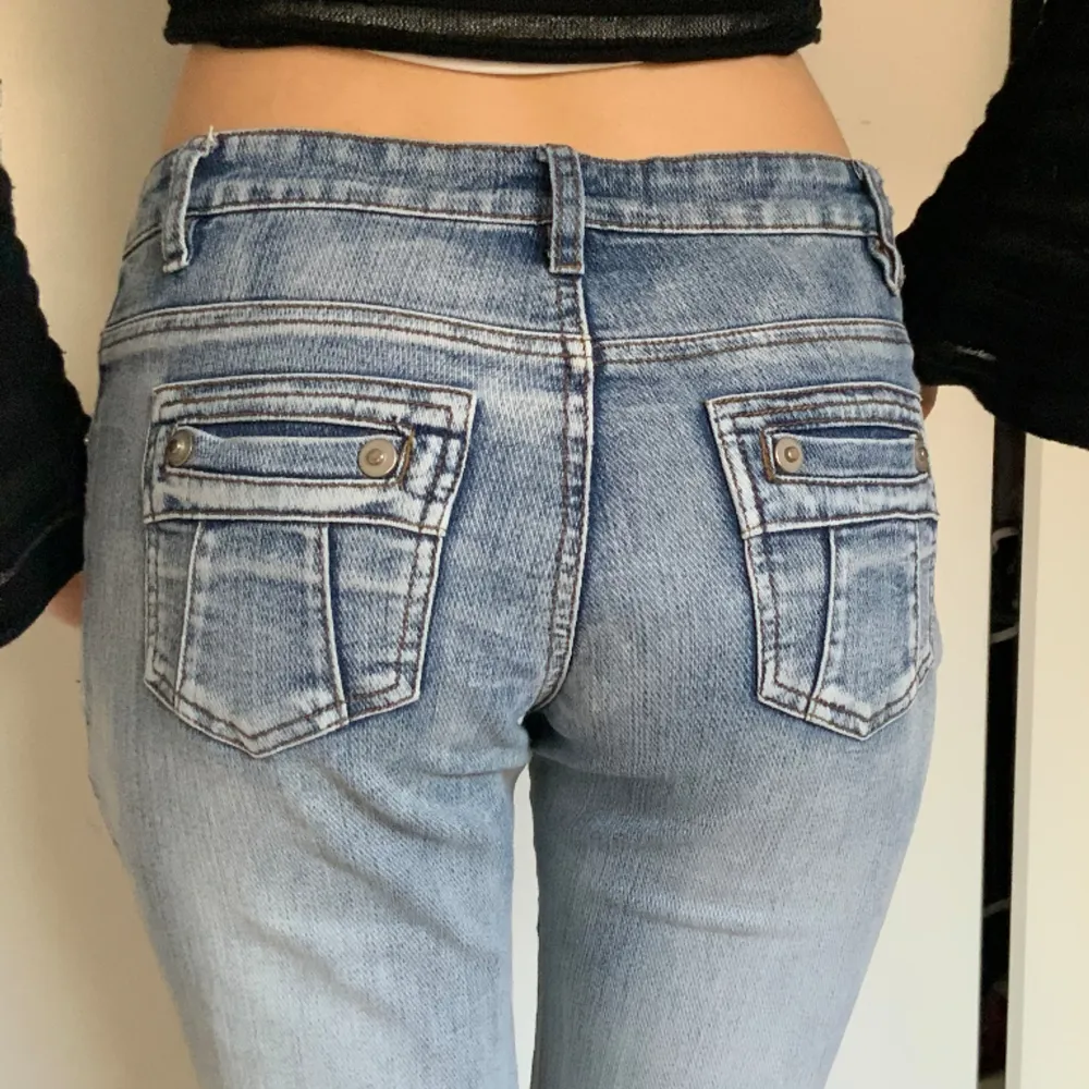 INTRESSEKOLL! På mina Bootcut lågmidjade flare jeans. De är super snygga så osäker om jag vill sälja, kom med prisförslag! tryck EJ på köp nu! Jätte bra skick. Midja:38 cm innerben:82 cm total längd:105. Skriv vid frågor ❤️. Jeans & Byxor.