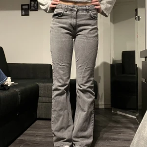 Mid waist Gina jeans - Ett par superfina jeans ifrån Gina som inte kommer till användning, storlek 38 men skulle säga att de passar 36 bättre, färgen är som på första bilden så inte lika ljusa som på den andra 🫶