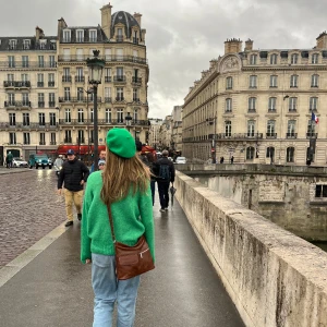 parisian stickad polo tröja - säljer denna super härliga gröna stickade tröjan med polokrage! den är endast använd en gång :) köparen står för frakten! ny pris 500 kr 