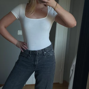 Vit topp - Vit T-shirt body från NA-KD 💜 storlek S ❤️använd ett fåtal gånger och är i bra skick ✨ säljer då den inte kommer till användning 