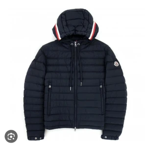 SÖKER MONCLER EUS‼️‼️‼️ - Jag söker efter en moncler Eus i storlek M eller L i navy blue eller svart färg!! Skriv till mig on ni säljer en sådan!!