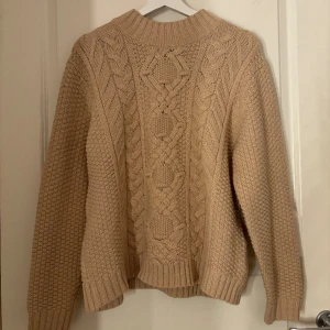 Stickad tröja  - Jätte fin stickad tröja 