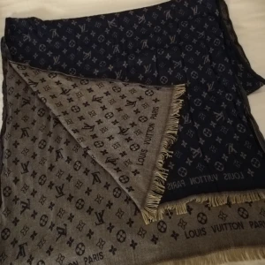 Skön halsduk, blå toner  - Fin, skön halsduk i blå beige toner, 190 cm x 67 cm Köparen betalar frakten som jag tror kostar 15 t 20 kr. 