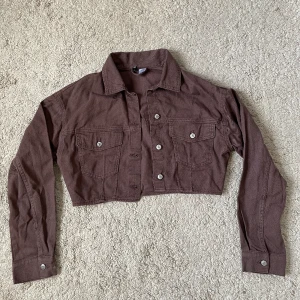 Brun Jeansjacka  - Kort brun jeansjacka, lite tunnare än en ”vanlig” jeansjacka🤍 aldrig använt mer än testad, storlek S men lite mer som M