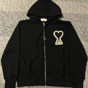 Ami zip hoodie  - Skriv privat för mer information 