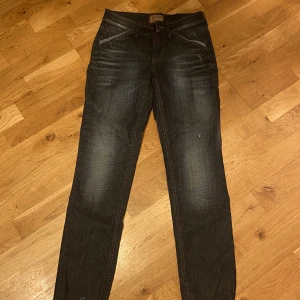 Baggy jeans - Coola mörkblå baggy jeans. Säljer pga att de aldrig riktigt kommit till användning👌 OBS: Det är min skugga på tredje bilden, inte en fläck❤️