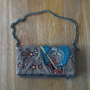 Zadig & Voltaire väska  - Zadig väska köpt på Plick för 2500 kr, nypris 3500. Väskan saknar den längre kedjan och är något solblekt, men det är inget som syns när väskan är stängd🧸