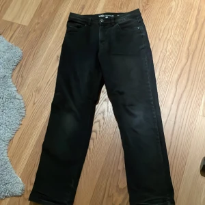 Svarta jeans från Kappahl  - Baggy / Loose fit. Bra skick. Säljer då jag inte använder dom mer. Nypris 600kr