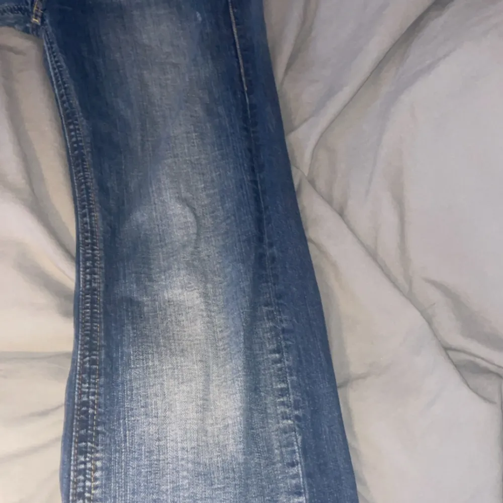 Super snygga lågmidjade jeans, säljer pga att dom är för tajta i midjan på mig. Jag är 163 cm och de passar bra i längd på mig. Vet ej exakta storleken på jeansen s/m skulle jag säga ungefär.. Jeans & Byxor.