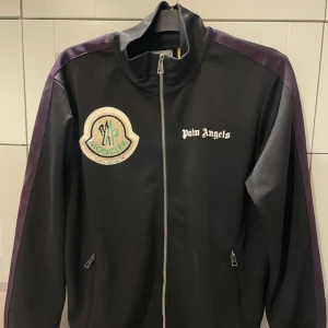 Palm Angels x Moncler - Säljer denna feta tröja då den ej kommer till användning lika ofta som den borde. Skick 8/10
