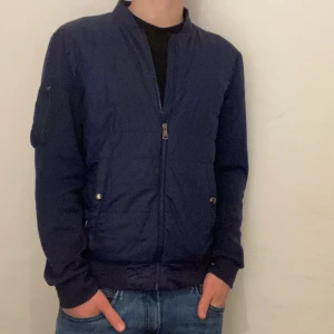 Ralph Lauren cardigan - Tja! Säljer nu en riktigt snygg Ralph lauren cardigan. ||storlek S|| skick:9/10|| nypris: ca2300 vårt pris: 1649kr|| modellen på bilden är 180|| Priset är inte hugget i sten!hör av er vid funderingar. Mvh!