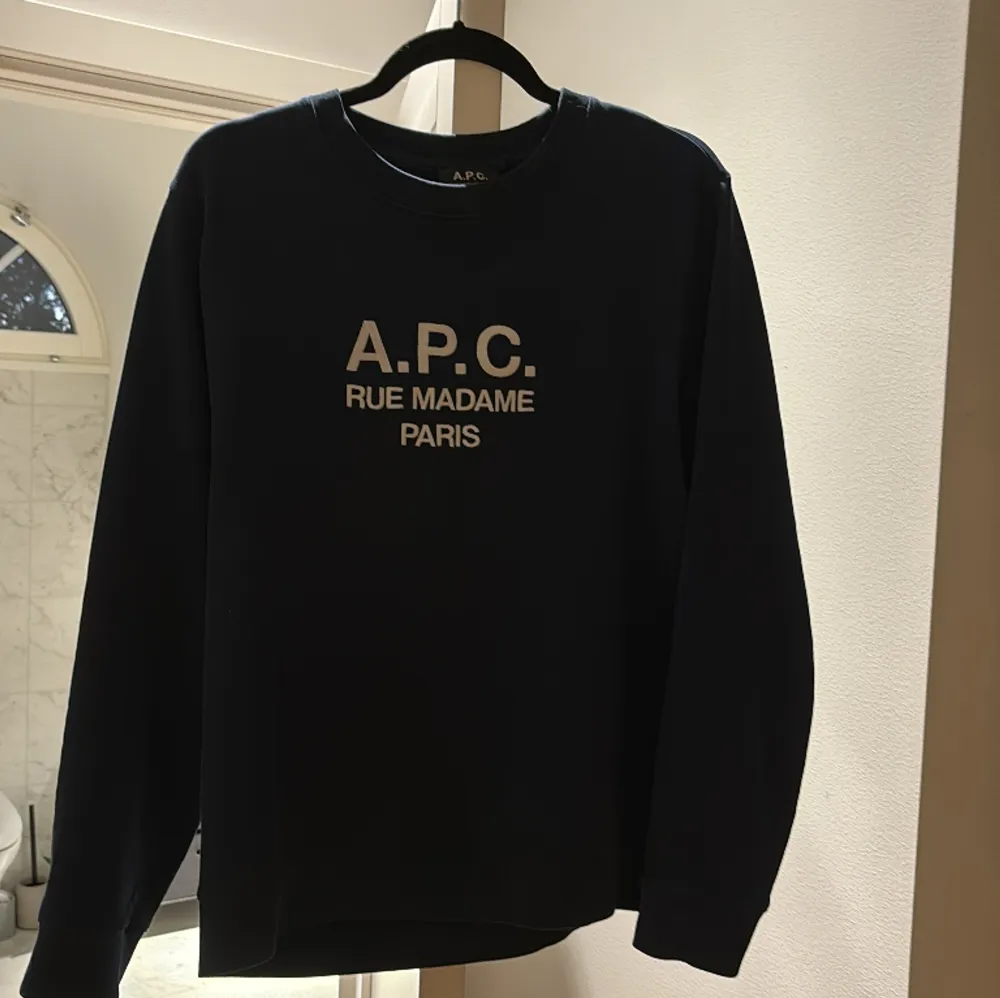 Säljer min APC tröja storlek M då den blivit förliten. Köpt på paul and Friends för 2200 kr. Tröjor & Koftor.