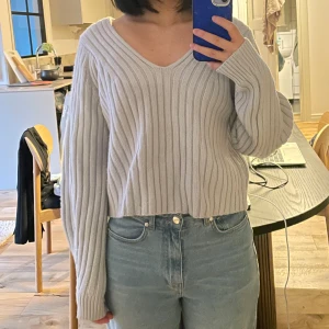 Stickad ljusblå tröja - Från HM. Merinoullsblandning. För referens så är jag 163 cm. 