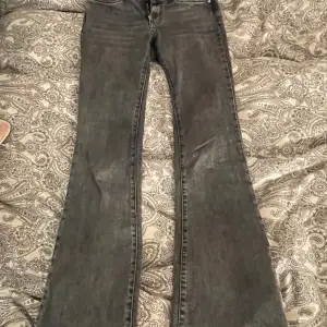 Gråa jeans ifrån Gina tricot stolek 32. Säljer pågrund av att dom är försmå❤️