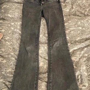 Jeans Gina tricot - Gråa jeans ifrån Gina tricot stolek 32. Säljer pågrund av att dom är försmå❤️