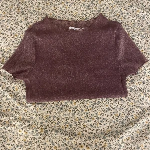 Söt topp - Sött litet genomskinligare rosa/röd topp🥰 Från na-kd i storlek L säljer för att den e för stor för mig  (Löparen står för frakten)