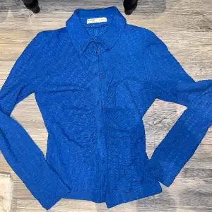 Jättefin blå skjorta knappt använd köpt i Spanien, passar perfekt till fest eller liknande och jätteskönt material!