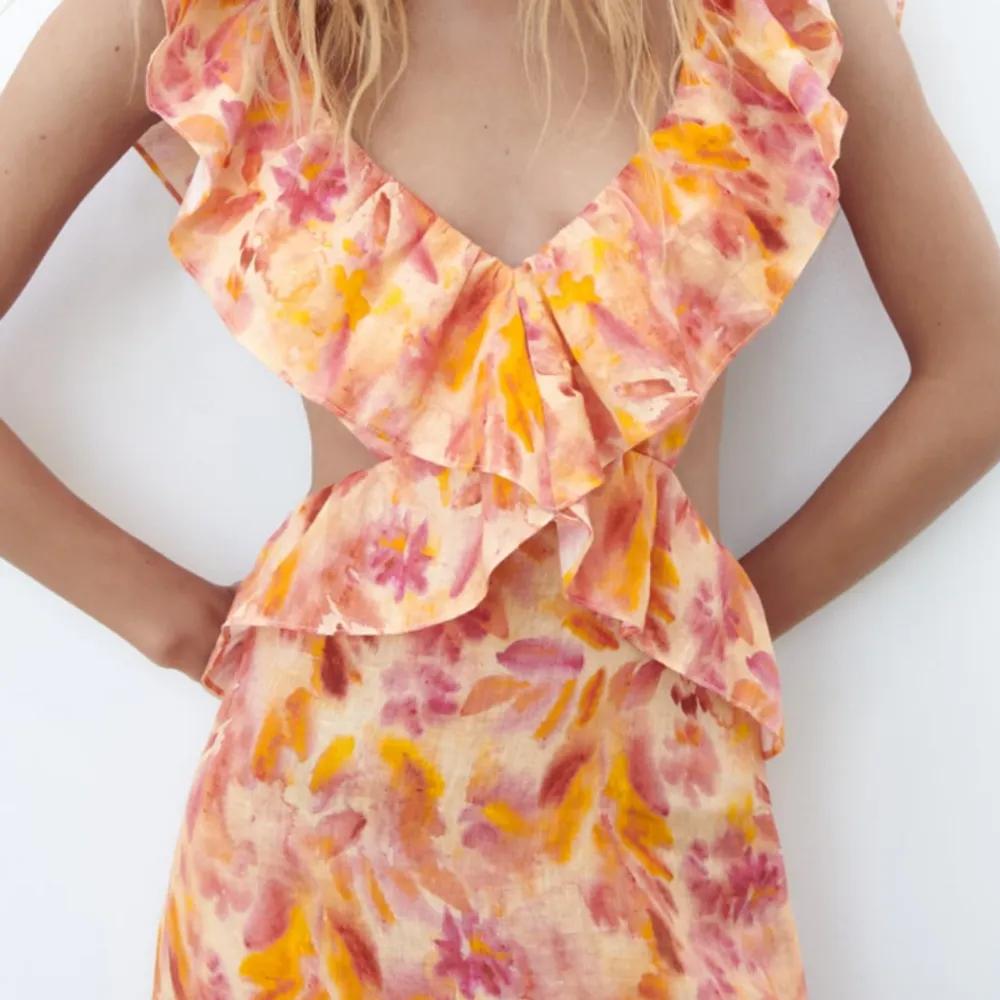 Söker denna klänning ifrån zara i storlek 34/XS. Klänningar.