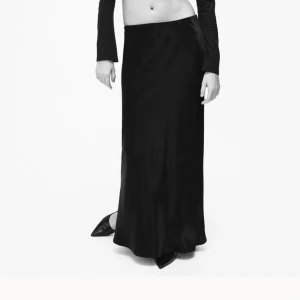 Lågmidjad långkjol - HM  - Säljer denna fina sommar kjol som aldrig är använd. Prislapp kvar. Lågmidjad. Storlek S. Nypris 299, säljer för 199. 🩷