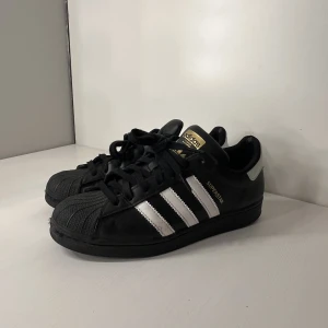 Adidas Superstar - Säljer nu dessa superfina skor från adidas, då de tyvärr inte kommer till användning längre. Skorna är använda, men fortfarande i fint skick. Dock tillkommer några små defekter. Skriv privat för fler frågor eller bilder!☺️💗 (Köparen står för frakt!)