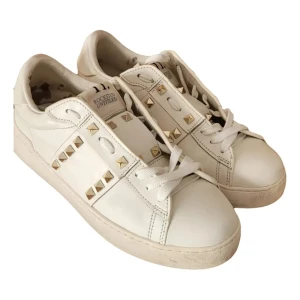 Valentino skor - Dessa klassikers har gjort sitt i min garderob! De är  använda och inköpta 2022 om jag får gissa. Storlek 38, upplever åt större hållet.  Kan tänka   mig byta eller sänka priset vid snabb affär! Nypris runt 8000. Obs byte endast Stockholmsområdet 