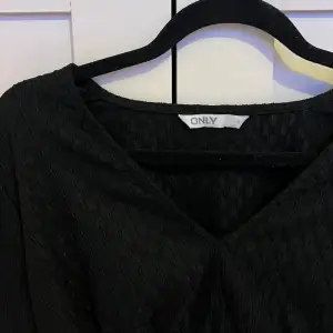 Super snygg svart tröja i mycket fint skick!