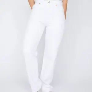Säljer dessa vita jeans från Bikbok i storlek W27 L32 då tyvärr är för små för mig. Använda en gång och har endast ett litet litet sträck (se sista bilden)💞 nypris 599 kr