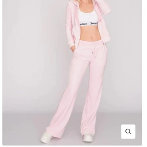 Juciy sätt - Jätte fint juicy sätt i färgen roa är dock lite lite mörkare än på bilden  Skriv privat för fler bilder  Nyskick byter gärna! Pris kan diskuteras 