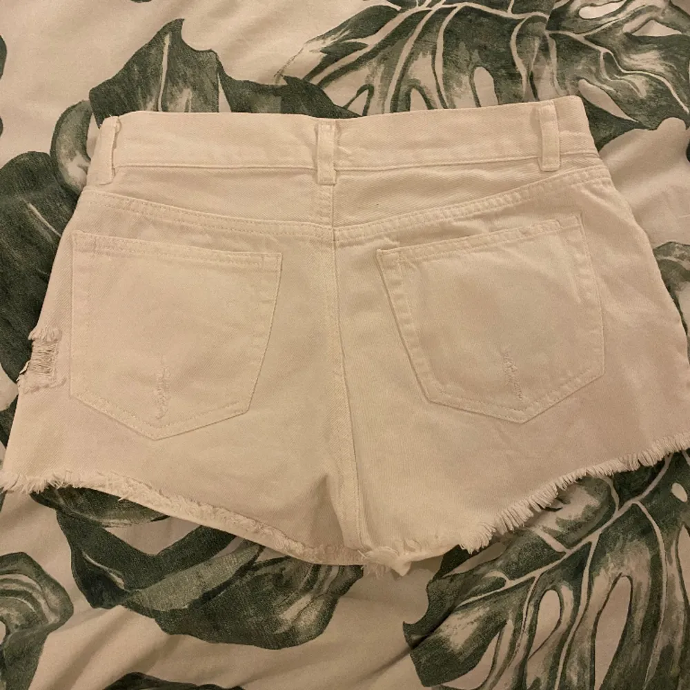 Säljer dessa vita jeans shorts från bikbok. De står att de är storlek xs men jag skulle säga storlek s. 💞. Shorts.