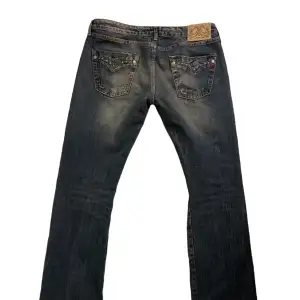 skitsnygga lågmidjade jeans från replay❣️midja: 42 cm innerbenslängd: 79 cm PRIS ÄR DISKUTERBART❤️