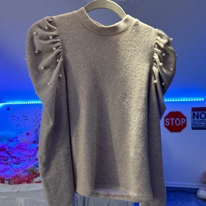 Beige tröja - En jättefin beige tröja med pärlor! Strl S, köpt på Zara💓