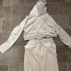 Juicy couture set  - Säljer juicy couture det byxan i storlek xs och tröjan i m passar mig som är storlek s knappt använt max 2-3 gånger 
