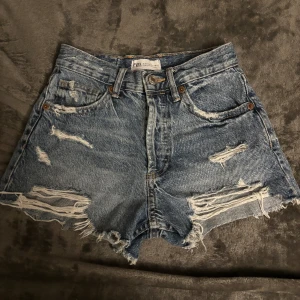 Zara jeans shorts - Säljer dessa assnygga jeans shorts från zara eftersom de inte riktigt passade mig! Har bara använt dessa typ 1 gång så de är som nya! 💕