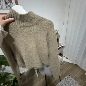 stickad tröja - En jätte fin beige stickad tröja från zara.💕den kommer inte till användning därav säljer jag, den är använd ungefär 2 gånger!