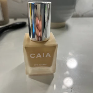 Caia ”its iconic” foundation 2W - I färgen 2W , ljus med varm underton.  Endast testad kanske 2 gånger totalt, så va 85-90% kvar. Svårt att säga exakt men nästan full.  325kr är nypris, mitt pris 229kr, men kom gärna med prisförslag ❤️ 