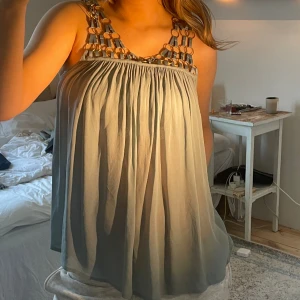 Topp - Jättefin topp med metall detaljer! Perfekt till fest eller likande!💓bra skick