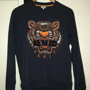 2 st Kenzo sweatshirts - Har 2st kenzo tröjor jag inte andvänder längre, båda är storlek S och är i fint skick, båda tröjorna är köpta på s/c hype. Säljer dom för 600kr styck men säljer också båda för 900kr.