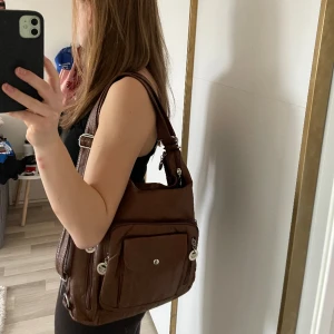 Brun fejkläder väska - Såå snygg handväska i fejkläder. Aldrig använd! Pris kan diskuteras!💞