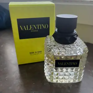 Säljer min Valentino parfym i Yellow Dream eftersom den inte riktigt va min smak. Använd ett väldigt fåtal ggr. Original förpackning medföljer också. Den e i 50ml. Köptes för 1250 kr. priset kan diskuteras.