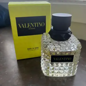 Säljer min Valentino parfym i Yellow Dream eftersom den inte riktigt va min smak. Använd ett väldigt fåtal ggr. Original förpackning medföljer också. Den e i 50ml. Köptes för 1250 säljer för 950, priset kan diskuteras.