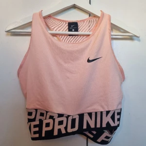 Rosa topp från nike - Tänkte sälja denna toppen då den inte kommer till användning. Har använts endast en gång 😄 Storlek M 