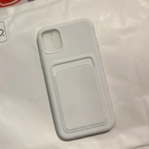 Vit skal - iPhone 11 - Ett vitt silikon-skal som är oanvänt. Den har en väldigt fin korthållare på baksidan. Den är fläckfri och helt nytt!! 🤍 