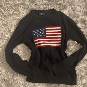 USA tröja - En trendig USA sweater från gant, jätte lik den ifrån Ralph lauren🥰🥰 original pris 909kr🩷 i jätte bra skick och inget tecken på att den är använd!!