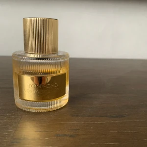 Tom Ford costa azzurra 50ml - Tom Ford herrparfym costa azzurra 50ml Ungefär 30-35ml kvar  Nypris 1500kr.