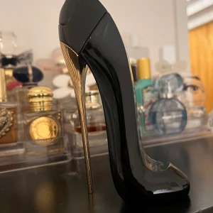 Parfym Carolina Herrera Good Girl - Parfym Carolina Herrera Good Girl Använd men mycket kvar  50 ml  Se bilden för att se hur mycket som är kvar