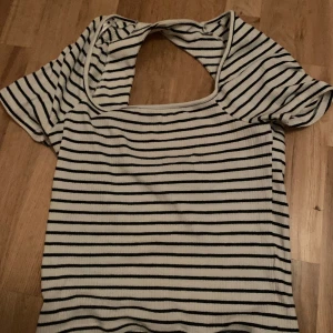 Randig tröja  - Tröja från Gina, helt oanvänd.