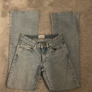 Abrand Jeans  - Säljer dom här fina low waisted jeansen i jätte bra skick och knappt andvända, Säljer dom för att dom Tyvärr har blivit försmå för mig dom är i storlek 23, köpta för 950kr 